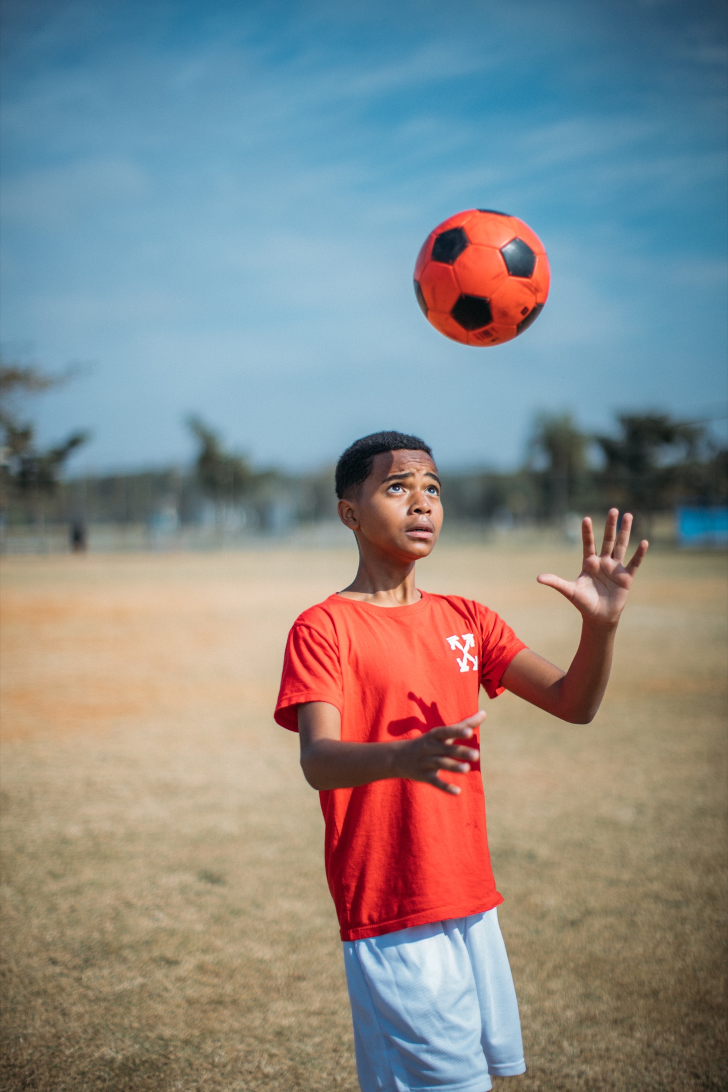 Een jongere speelt met een voetbal in São Paulo